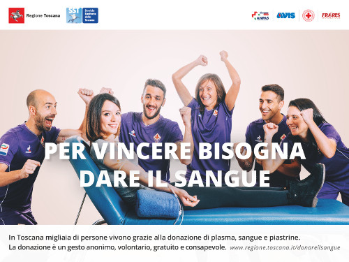Giocatori della Fiorentina acclamano una donatrice di sangue