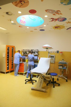 Foto della medicheria del reparto di chirurgia decorata a tema spaziale