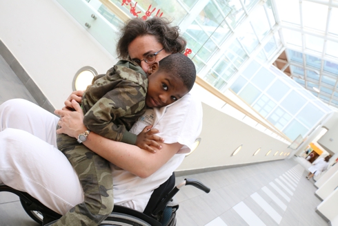 Foto infermiera con in braccio un bambino