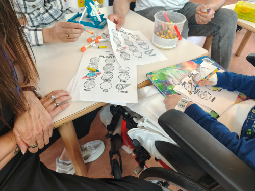 Foto attività laboratorio di astronomia presso la ludoteca dell'ospedale